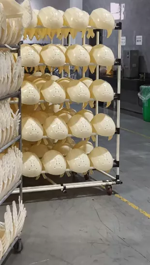 Productielijn voor motorhelmen Real Shot: volledig proces van shell-injectie tot eindproducten