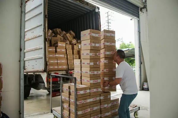5000 stuks modulaire motorhelmen, volledig verpakt en verzonden ter ondersteuning van de voorraadvoorbereiding van buitenlandse groothandels