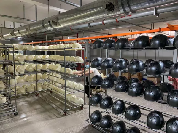 Onze helmfabriek upgradet de productielijn om de OEM-aanpassingscapaciteit te vergroten